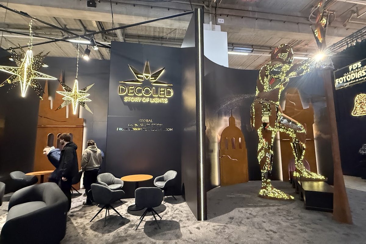 DECOLED-udstilling på messen i Frankfurt am Main med lysskulptur og mødeområde